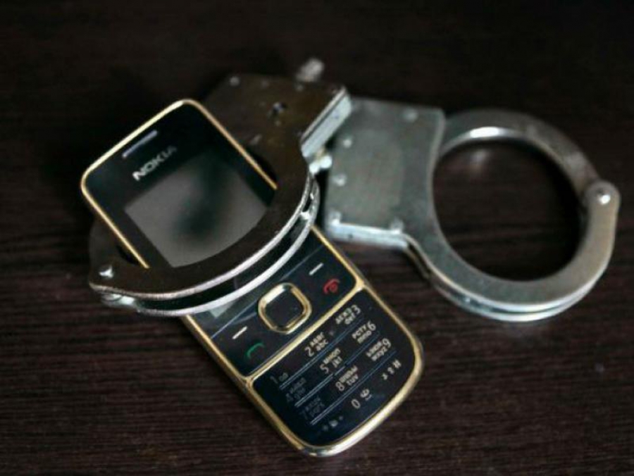 Телефон в наручниках