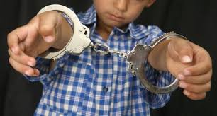 мальчик в наручниках 