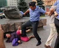 Сотрудник полиции избивает женщину 